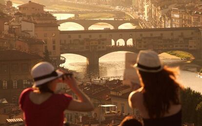 Vistas al Ponte Vecchio desde la plaza de Michelangiolo, en Florencia (Italia).