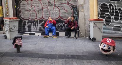Momento de descanso para Mario y Freddy Krueger, dos de los trabajadores de la Puerta del Sol en la calle de Tetuán.