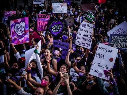 Mujeres marchan en Ciudad de México el 8 de marzo de 2022.