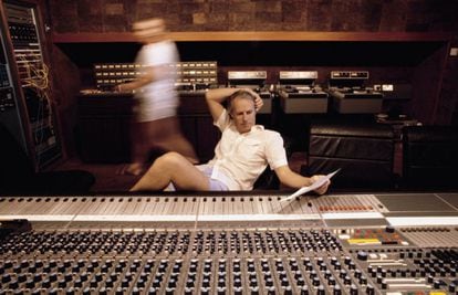 George Martin trabajndo en su estudio, en 1980.