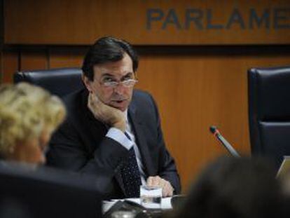 El 'exvicelehendakari' Jon Azua, durante su comparecencia en la ponencia del Parlamento.