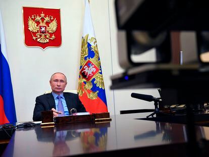 Vladímir Putin, en su despacho de su residencia de Novo-Ogaryovo este lunes.
