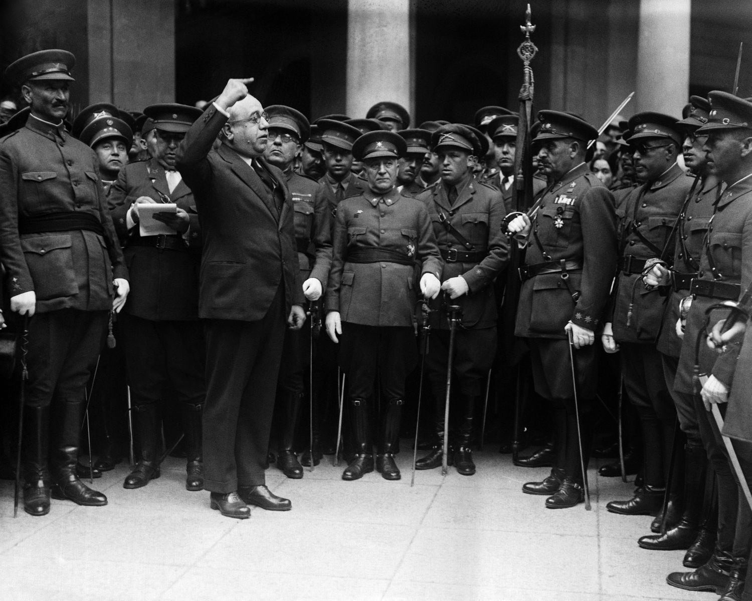 Manuel Azaña, cuando desempeñaba el cargo de ministro de la Guerra, pronuncia un discurso en la Academia militar de Toledo, el 7 de octubre de 1931. A la izquierda, el general Queipo de Llano, uno de los golpistas de 1936.