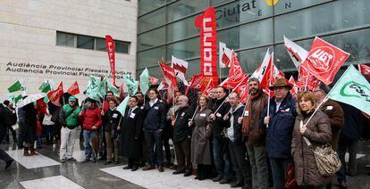 Los representantes sindicales denunciados, ante la Ciudad de la Justicia de Valencia.