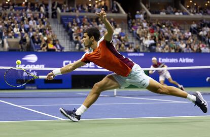 Carlos Alcaraz devuelve la pelota a Casper Ruud. Desde la primera ronda hasta la final, que tuvo una duración de tres horas y veinte minutos, el jugador murciano ha sido el que más tiempo ha jugado al tenis en un evento del Grand Slam.