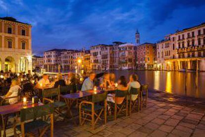 Una terraza frente al Gran Canal de Venecia.