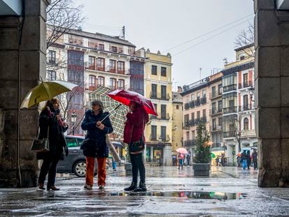 Varias mujeres se protegían de la lluvia con paraguas en el centro de Toledo, el 19 de enero.