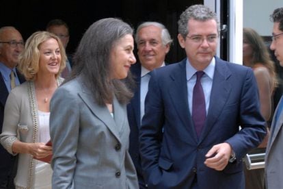 El consejero delegado y próximo presidente de Inditex, Pablo Isla (derecha), durante una pasada junta de accionistas, y detrás la mujer de Amancio Ortega, Flora Pérez Marcote.