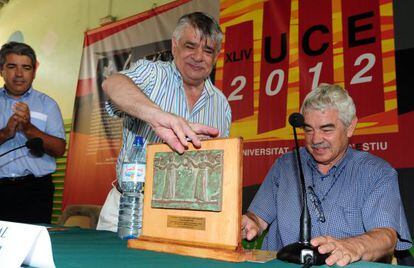 Pasqual Maragall recibiendo este jueves el premio Canigó de la Universidad Catalana de verano. Al fondo, Francesc Homs, portavoz del Gobierno.