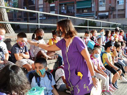 Una maestra toma la temperatura el primer día de colegio en la escuela Rafael Casanova de Badalona.