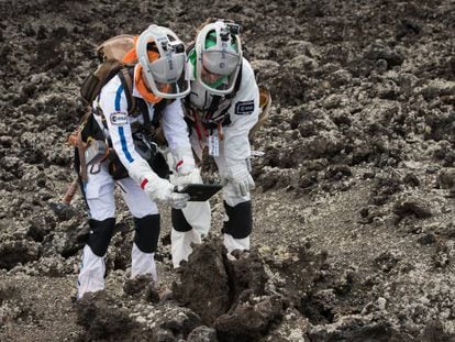 Dos astronautas ensayan en un campo de lava canario cómo explorar Marte.