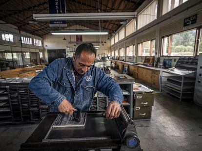 Un trabajador del Instituto Caro y Cuervo aplica tinta a un lingote de impresión, en Cundinamarca (Colombia).