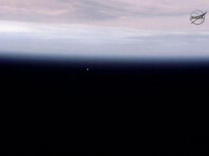 La c&aacute;psula Drag&oacute;n se aprecia como un punto en la distancia en esta fotograf&iacute;a tomada desde la Estaci&oacute;n Espacial Internacional.