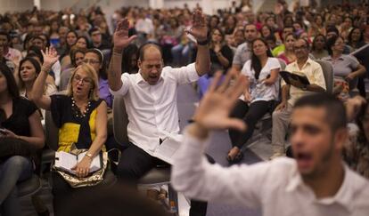 Decenas de fieles sigue la oraci&oacute;n del pastor pentecostal Silas Malafaia en R&iacute;o de Janeiro, el 25 de septiembre.