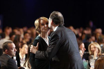 Mariano Rajoy, y la presidenta del PP de Madrid, Esperanza Aguirre (i), en el acto electoral de cierre de campaña, celebrado en Madrid.