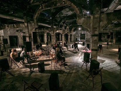 Vista de la exposición 'The murder of crows', en Matadero Madrid.