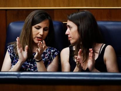 Las ministras de Podemos, Ione Belarra e Irene Montero, en julio en el Congreso.