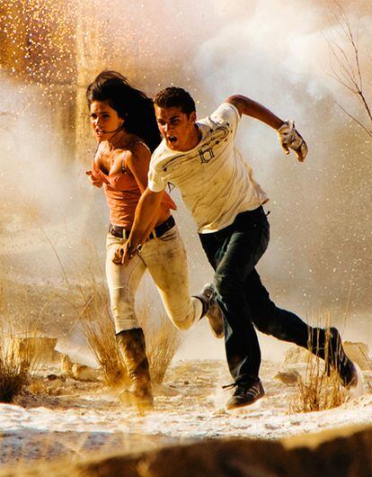 Megan Fox y Shia LaBeouf, en un fotograma de la película <i>Transformers 2</i>.