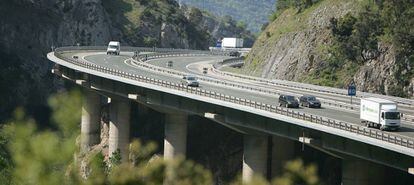 Imagen de archivo de vehículos en una autopista española.