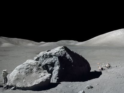 Uno de los últimos paseos de un humano, en este caso del astronauta Harrison H. Schmitt, de la misión 'Apolo 17', en la Luna. Fue el 13 de diciembre de 1972.