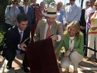 Rudolf Graf Von Shöurg, más conocido como el Conde Rudi (c), acompañado de la alcaldesa marbellí, Ángeles Muñoz, destapa la estrella que le ha dedicado hoy, martes 25 de septiembre de 2012, el Centro de Iniciativas Turísticas de Marbella (CIT), en el bulevar de la fama de Puerto Banús, coincidiendo con su octogésimo cumpleaños.