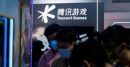 Jovenes visitando un estand de Tencent Games durante la feria China Digital Entertainment Expo en Shanghai este julio. 
