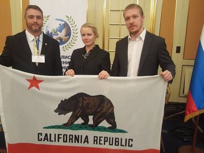 El representante de Yes California Independence Campaign (izquierda), Louis J. Marinelli, con organizadores del foro en una imagen de su cuenta de Twitter. 