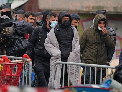 Un grupo de migrantes desalojados de un campamento en Grande-Synthe, en Francia.
