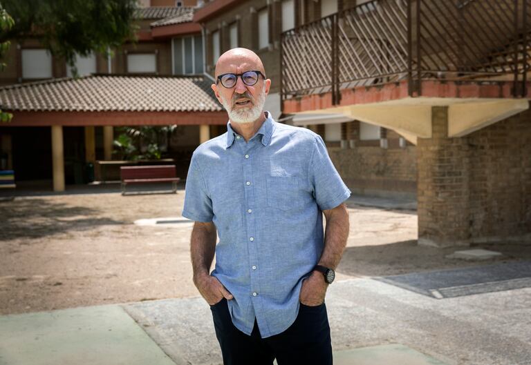 Vicent Mañes, presidente de la federación de directores de centros educativos de infantil y primaria Fedeip, frente al colegio público de Catarroja (Valencia) del que es director.
