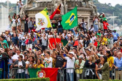 La multitud celebra la llegada del Papa a Lisboa, este miércoles. 