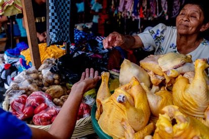 Teresa Raymundo compra pollo en el Mercado Municipal de Jocotán, en Chiquimula, con las ayudas de Oxfam.