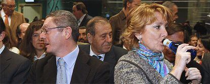 Aguirre y Gallardón, de espaldas durante la inauguración del mayor intercambiador de la ciudad.