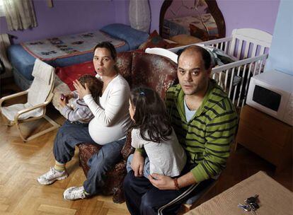 Ramiro, Yolanda e hijos en su casa.