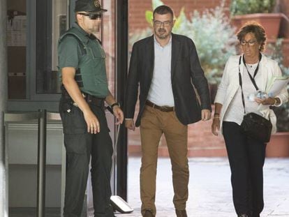 El director general de comunicaci&oacute; de la Generalitat de Catalunya, Jaume Clotet, a su salida tras declarar ante la Guardia Civil.