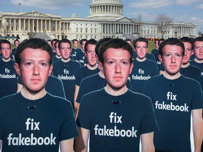 Figuras de cart&oacute;n  del fundador de Facebook, Mark Zuckerberg, frente al Capitolio de EE UU.