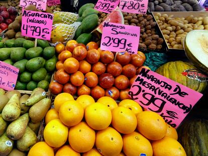 Vista de un puesto con frutas y hortalizas en un mercado de Madrid, a mediados de mes.