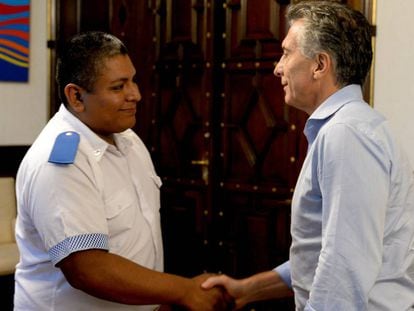 Mauricio Macri (dcha) saluda al polic&iacute;a Luis Chocobar. 