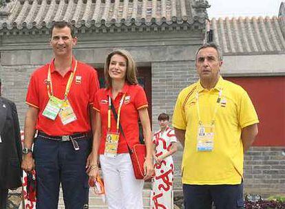 Alejandro Blanco posa a la izquierda junto al Príncipe Felipe y Doña Letizia en los Juegos Olímpicos de Pekín.