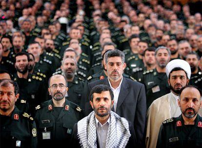 El presidente Ahmadineyad (en primer término), con los jefes de la milicia <i>basiyí</i> en 2006.
