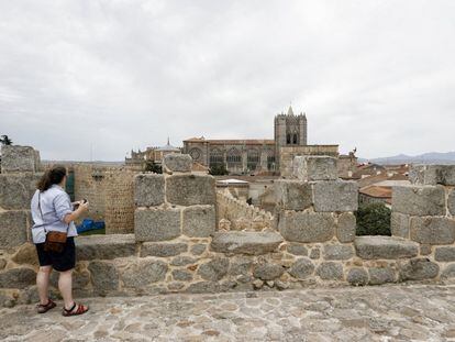 Ávila se convierte en la primera ciudad española con su casco histórico monitorizado por sensores para vigilar el estado de su patrimonio y proporcionar información a los turistas. En la imagen, la muralla de la ciudad castellana, donde se han instalado 60 dispositivos.