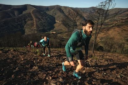 Un participante en la carrera de montaña en Las Hurdes, el domingo.