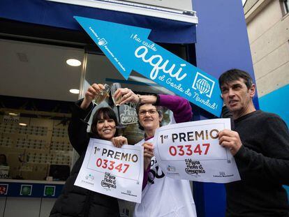 Rosa Liñares, Alba Vinke y Roberto Quintáns celebran la fortuna de sus clientes en la Administración de Lotería número 1 de Teo (A Coruña).