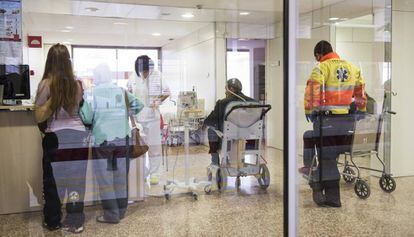 Pacientes esperan en las Urgencias del Hospital de Bellvitge.