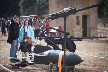 Una pareja con su hijo visita el museo del campo de aviación.
