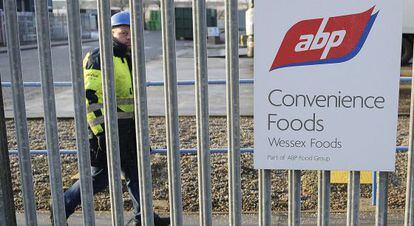Un trabajador frente a la fábrica de alimentos ABP.