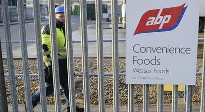 Un trabajador frente a la f&amp;aacute;brica de alimentos ABP.