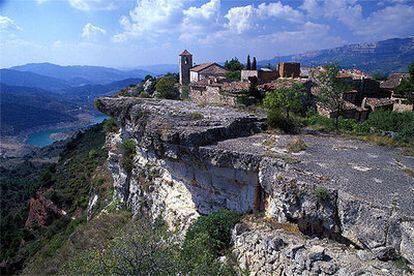 Entre el caserío de Siurana destaca la iglesia románica. Y 250 metros más abajo, el río y el embalse de Siurana.