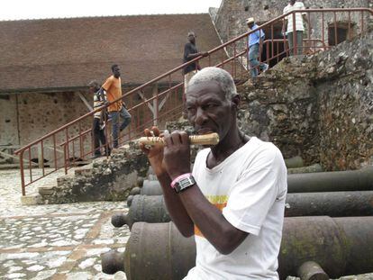 Jean-Claude es analfabeto pero explica en inglés la historia de Haití a los turistas que visitan la fortaleza de La Ferriére.