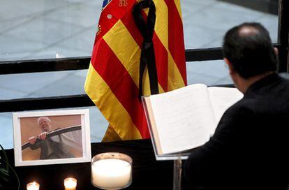 Un hombre contempla el libro de condolencias en la capilla ardiente del cineasta Luis García Berlanga, instalada en la Academia del Cine.