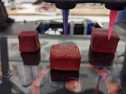 Una impresora 3D de la empresa Novameat fabrica un filete de carne artificial.